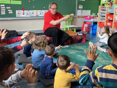 un conteur en classe maternelle